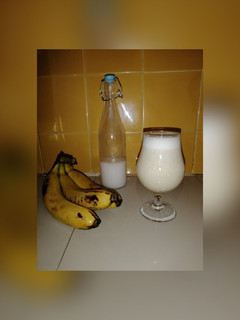 Una foto de Licuado de banana con leche de almendras 🍌