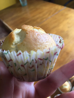 Una foto de Cupcakes/ muffins/ Magdalenas de vainilla súper esponjosos en 30 minutos. Tres pasos!!!