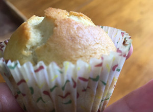 Una foto de Cupcakes/ muffins/ Magdalenas de vainilla súper esponjosos en 30 minutos. Tres pasos!!!