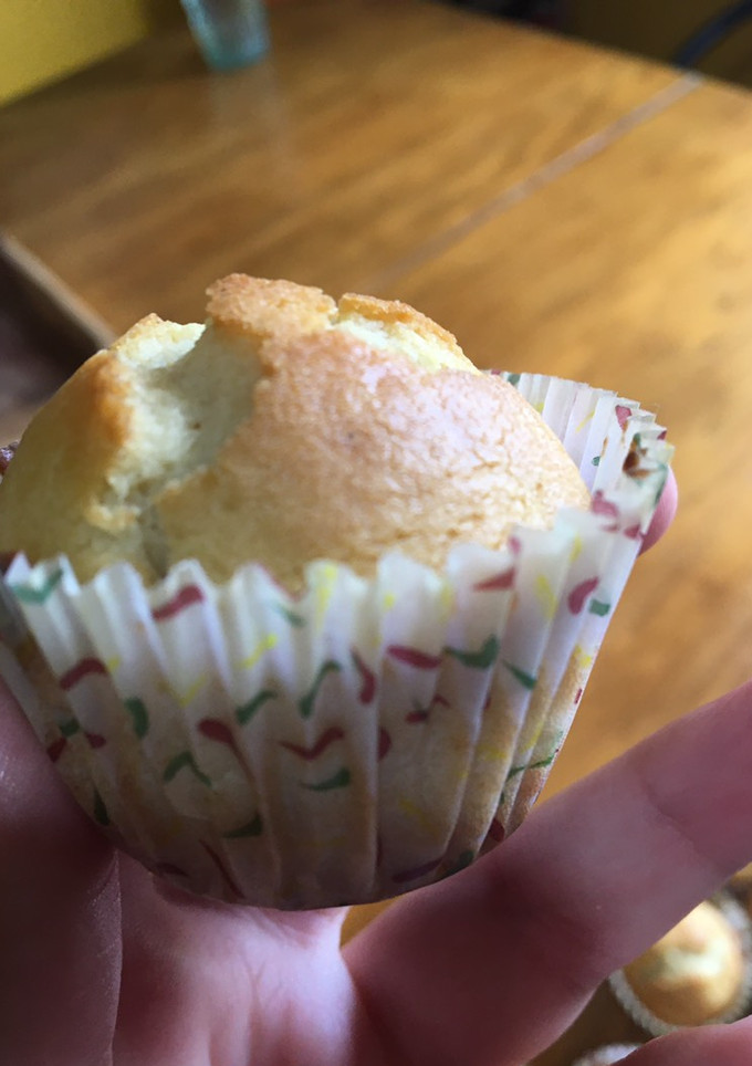 Una foto de Cupcakes/ muffins/ Magdalenas de vainilla súper esponjosos en 30 minutos. Tres pasos!!!