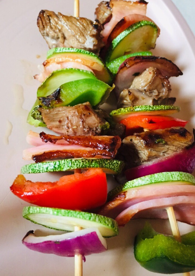 Una foto de Brochetas de res