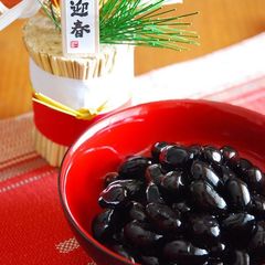 A picture of Plump and Shiny Kuromame Simmered Black Soy Beans.
