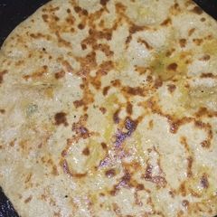 A picture of Daal bharay paratha.