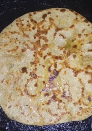 A picture of Daal bharay paratha.