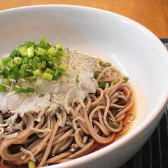 A picture of Soba Noodles with Chirimen Jako and Grated Daikon Radish.