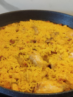 Una foto de Paella Gancedo (Arroz con pollo y chorizo)