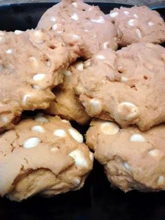 A picture of Dreamsicle Cookies.. white chocolate orange.