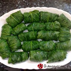 A picture of Dolmadakia with lettuce.