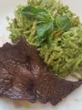 Tallarines Verdes con Bistec (green spaghetti with steak)