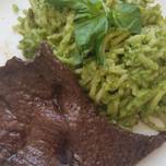 Tallarines Verdes con Bistec (green spaghetti with steak)