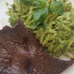 A picture of Tallarines Verdes con Bistec (green spaghetti with steak).