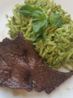 A picture of Tallarines Verdes con Bistec (green spaghetti with steak).
