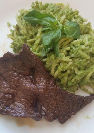 A picture of Tallarines Verdes con Bistec (green spaghetti with steak).