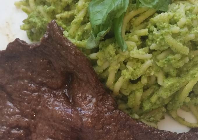 Tallarines Verdes con Bistec (green spaghetti with steak)