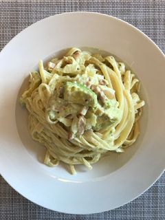 Una foto de Espagueti sencillo (bacon y aguacate)