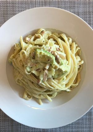 Una foto de Espagueti sencillo (bacon y aguacate)
