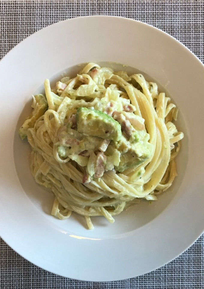 Una foto de Espagueti sencillo (bacon y aguacate)