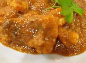 Una foto de Suquet de rape, gambas roja y chipirón con picada de almendras y avellanas