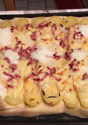 Une photo de Pizza tartiflette