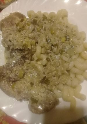 Una foto de Bondiola al verdeo con fideos