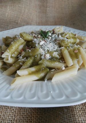 Una foto de Macarrones con salsa de albahaca