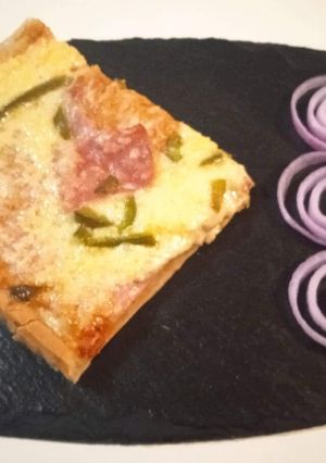 O poză a rețetei Pizza cu mult cașcaval și ardei.