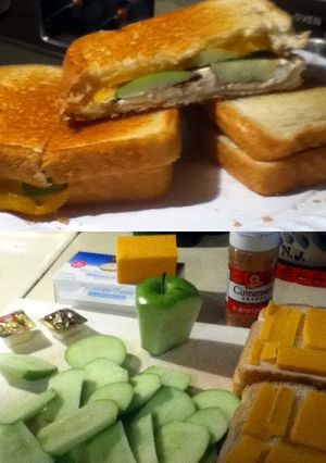 A picture of Apple Pie Grilled Cheese.