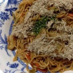 A picture of Yakisoba with Fluffy Shredded Kelp.