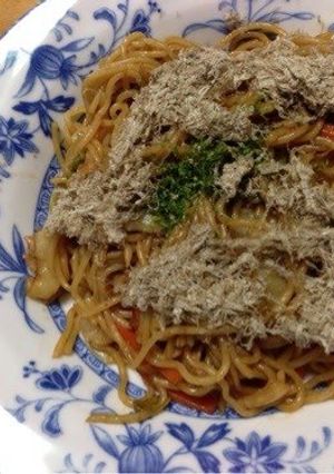 A picture of Yakisoba with Fluffy Shredded Kelp.