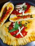 Calzone ripeno di pepperoni e fromaggio al forno / Pizza rellena