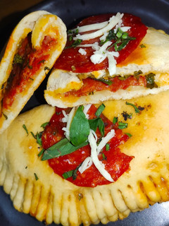 Una foto de Calzone ripeno di pepperoni e fromaggio al forno / Pizza rellena
