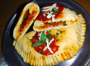 Una foto de Calzone ripeno di pepperoni e fromaggio al forno / Pizza rellena