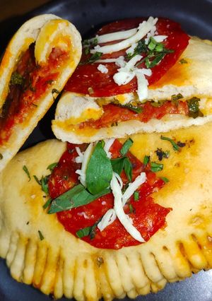 Una foto de Calzone ripeno di pepperoni e fromaggio al forno / Pizza rellena