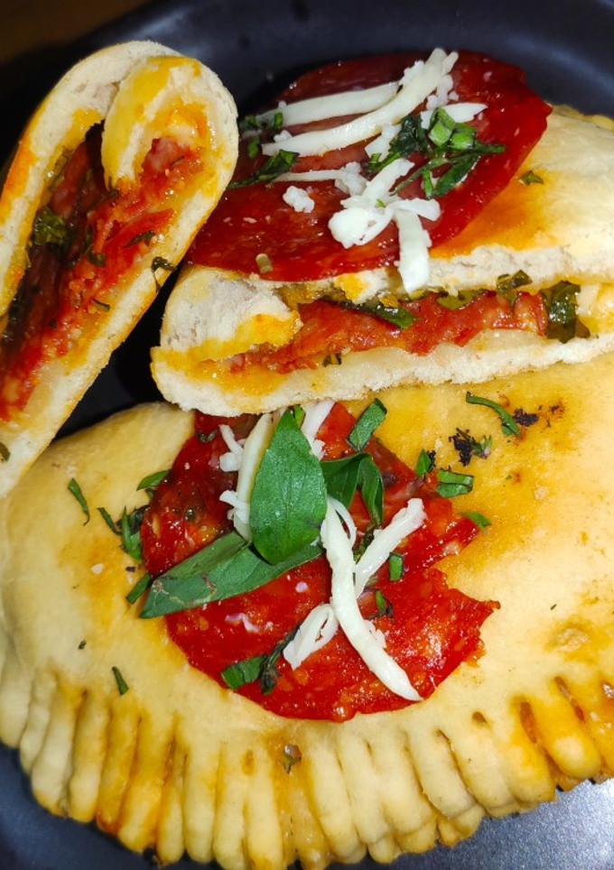 Una foto de Calzone ripeno di pepperoni e fromaggio al forno / Pizza rellena