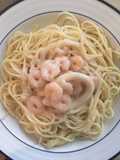 Tallarines con salsa de calamares y camarones al ajillo