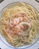 Tallarines con salsa de calamares y camarones al ajillo