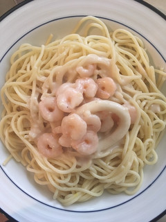 Una foto de Tallarines con salsa de calamares y camarones al ajillo