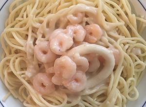 Una foto de Tallarines con salsa de calamares y camarones al ajillo
