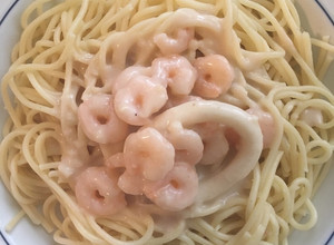 Una foto de Tallarines con salsa de calamares y camarones al ajillo