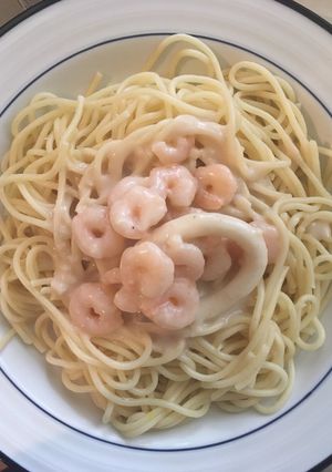 Una foto de Tallarines con salsa de calamares y camarones al ajillo