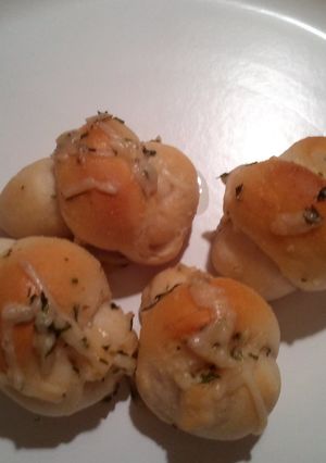 A picture of Garlic knots.