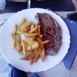 Bistec de ciervo y patatas fritas
