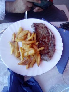 Una foto de Bistec de ciervo y patatas fritas