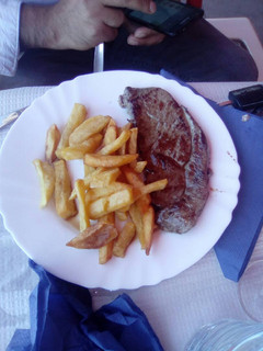 Una foto de Bistec de ciervo y patatas fritas