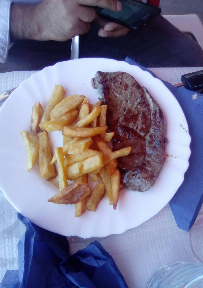 Una foto de Bistec de ciervo y patatas fritas