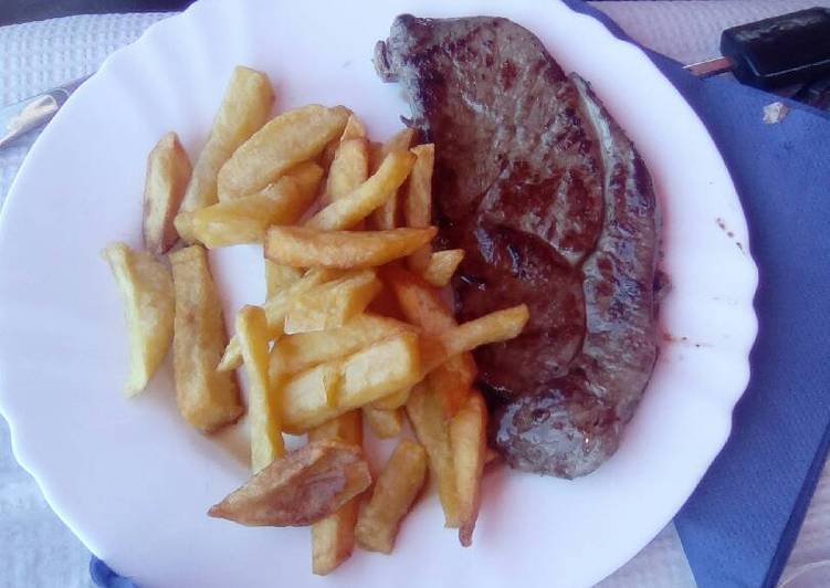 Bistec de ciervo y patatas fritas