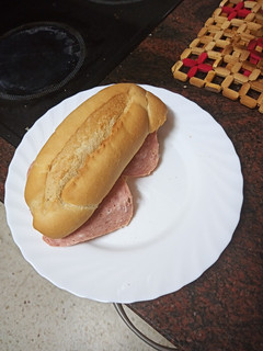 Una foto de Bocadillo de fiambre, huevo duro, ensalada y mayonesa