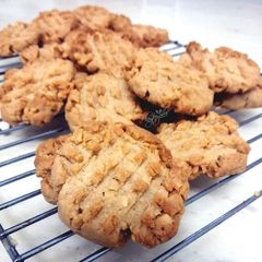 A picture of Crunchy PB Cookies.