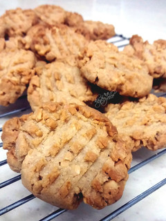 A picture of Crunchy PB Cookies.