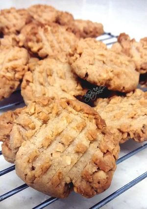 A picture of Crunchy PB Cookies.